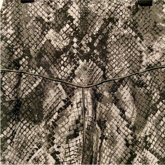 AERIE | Offline Cross Front High Waisted Snakeskin Print Real Me 7/8 Legging - Picture 5 of 7